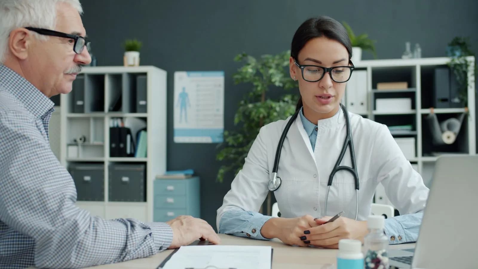 Paciente conversando com médica sobre laudo e tratamento